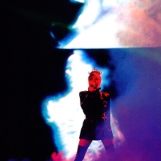 Mylène Farmer chante "Dégénération" sur le "Tour 2009 - Photographe : Robin 