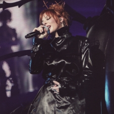 Mylène Farmer chante "Dégénération" sur le "Tour 2009 - Photographe : Claude Gassian 