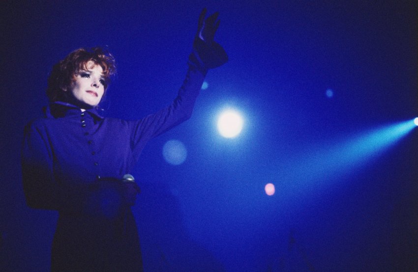 Mylène Farmer chante "Je voudrais tant que tu comprennes" sur le "Tour 89" - Photo : Marianne Rosenstiehl