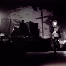 Mylène Farmer chante "Jardin de Vienne" sur le "Tour 89" - Photographe : Marianne Rosenstiehl