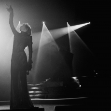 Mylène Farmer chante "Ainsi soit je..." sur le "Tour 89" - Photographe : Marianne Rosenstiehl