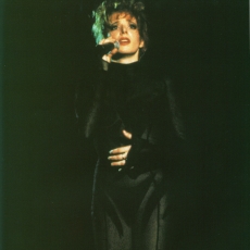 Mylène Farmer chante "Ainsi soit je..." sur le "Tour 89" - Photographe : Marianne Rosenstiehl