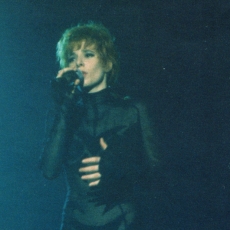 Mylène Farmer chante "Ainsi soit je..." sur le "Tour 89" - Photographe : Marianne Rosenstiehl