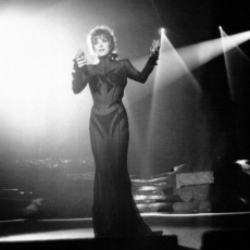 Mylène Farmer chante "Ainsi soit je..." sur le "Tour 89" - Photographe : Marianne Rosenstiehl