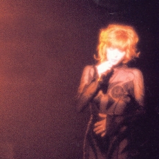 Mylène Farmer chante "Ainsi soit je..." sur le "Tour 89" - Photographe : Marianne Rosenstiehl