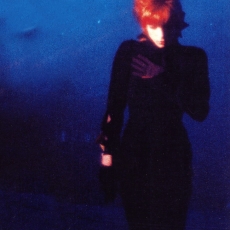 Mylène Farmer chante "Ainsi soit je..." sur le "Tour 89" - Photographe : Marianne Rosenstiehl