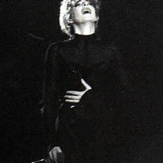 Mylène Farmer chante "Ainsi soit je..." sur le "Tour 89" - Photographe : Marianne Rosenstiehl