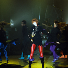 Mylène Farmer chante "Pourvu qu'elles soient douces" sur le "Tour 89" - Photographe : Marianne Rosenstiehl