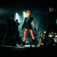 Mylène Farmer chante "Pourvu qu'elles soient douces" sur le "Tour 89" - Photographe : Marianne Rosenstiehl