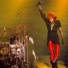 Mylène Farmer chante "Pourvu qu'elles soient douces" sur le "Tour 89" - Photographe : Marianne Rosenstiehl