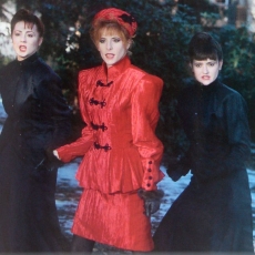Sophie Tellier, Mylène Farmer et Dominique Martinelli dans "Embarquement immédiat" enregistrée en janvier 1987.