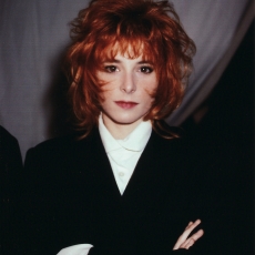 mylene-farmer-1990-exposition-alain-delon-005