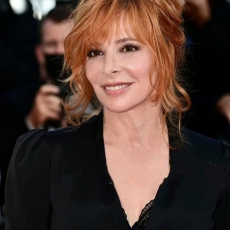 Mylène Farmer - Festival de Cannes - Montée des marches - 17 juillet 2021