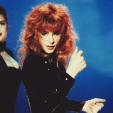 Mylène Farmer chante Pourvu qu'elles soient douces dans l'émission Interchallenges sur TF1 le 20 novembre 1988