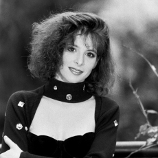 Mylène Farmer le 23 avril 1985 lors de l'enregistrement de l'émission La Grande Suite sur TF1 - Photographe : Benaroch, Sipa