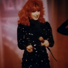 Mylène Farmer chante Pourvu qu'elles soient douces dans l'émission Le monde est à vous sur Antenne 2 le 6 novembre 1988