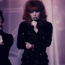 Mylène Farmer chante Pourvu qu'elles soient douces dans l'émission Le monde est à vous sur Antenne 2 le 6 novembre 1988