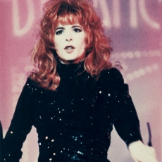 Mylène Farmer chante Pourvu qu'elles soient douces dans l'émission Le monde est à vous sur Antenne 2 le 6 novembre 1988