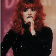 Mylène Farmer chante Pourvu qu'elles soient douces dans l'émission Le monde est à vous sur Antenne 2 le 6 novembre 1988