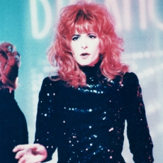 Mylène Farmer chante Pourvu qu'elles soient douces dans l'émission Le monde est à vous sur Antenne 2 le 6 novembre 1988