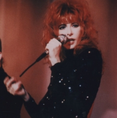 Mylène Farmer chante Pourvu qu'elles soient douces dans l'émission Le monde est à vous sur Antenne 2 le 6 novembre 1988