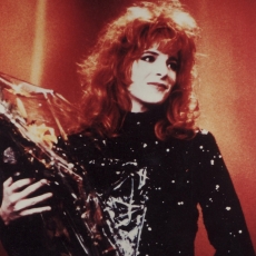 Mylène Farmer chante Pourvu qu'elles soient douces dans l'émission Le monde est à vous sur Antenne 2 le 6 novembre 1988