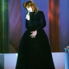 mylene-farmer-les-uns-et-les-autres-tf1-22-avril-1988-001