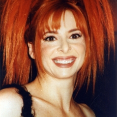 Mylène Farmer - NRJ Music Awards 2000 - Montée des marches