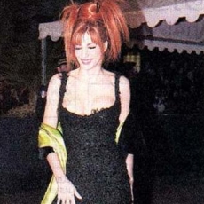 Mylène Farmer - NRJ Music Awards 2000 - Montée des marches