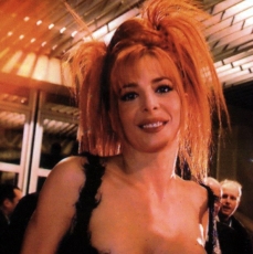 Mylène Farmer - NRJ Music Awards 2000 - Montée des marches