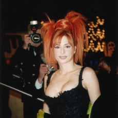 Mylène Farmer - NRJ Music Awards 2000 - Montée des marches