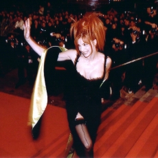 Mylène Farmer - NRJ Music Awards 2000 - Montée des marches