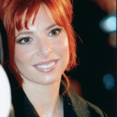 Mylène Farmer - NRJ Music Awards 2002 - Tapis rouge