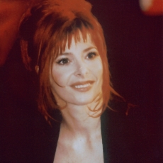 Mylène Farmer - NRJ Music Awards 2003 - Montée des marches