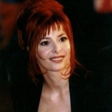 Mylène Farmer - NRJ Music Awards 2003 - Montée des marches