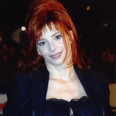 Mylène Farmer - NRJ Music Awards 2003 - Montée des marches