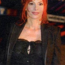 Mylène Farmer - NRJ Music Awards 2003 - Montée des marches