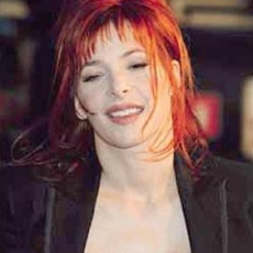 Mylène Farmer - NRJ Music Awards 2003 - Montée des marches