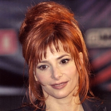 Mylène Farmer - NRJ Music Awards 2003 - Montée des marches