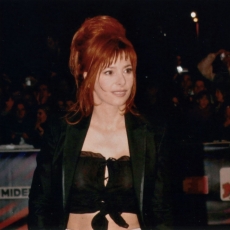 Mylène Farmer - NRJ Music Awards 2003 - Montée des marches