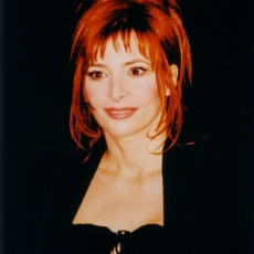 Mylène Farmer - NRJ Music Awards 2003 - Montée des marches