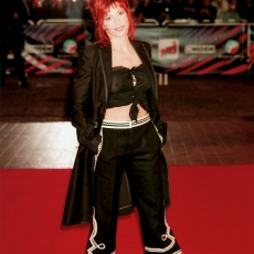 Mylène Farmer - NRJ Music Awards 2003 - Montée des marches