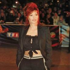 Mylène Farmer - NRJ Music Awards 2003 - Montée des marches