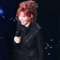 mylene-farmer-nrj-music-awards-2012-award-diamant-109