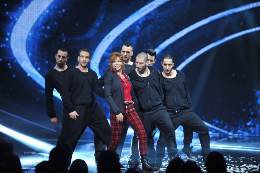 Mylène Farmer et ses danseurs - NRJ Music Awards 2012