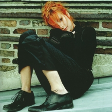 Mylène Farmer - Photographe Robin - Octobre 2004