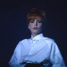 Mylène Farmer chante 