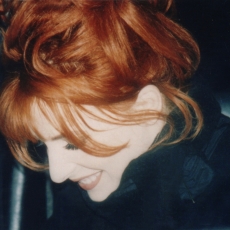 Mylene Farmer - Devant les studios de l'émission Studio Gabriel - 12 decembre 1995