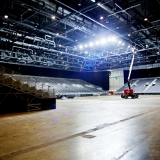 GenÃ¨ve, le 15 octobre, Palexpo, Halle 6, reportage dans les coulisses et les travailleurs de l' Ombre pour monter les 8 000 places pour le concert de MylÃ¨ne Farmer...Â©pascal frautschi