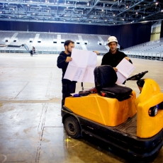 GenÃ¨ve, le 15 octobre, Palexpo, Halle 6, reportage dans les coulisses et les travailleurs de l' Ombre pour monter les 8 000 places pour le concert de MylÃ¨ne Farmer...Â©pascal frautschi